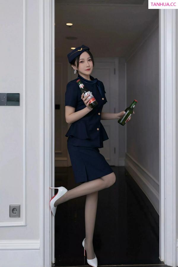 鱼子酱fish  [XiuRen]高清写真图 2025.04.11 No.10142 鱼子酱Fish 空姐制服第3张图片